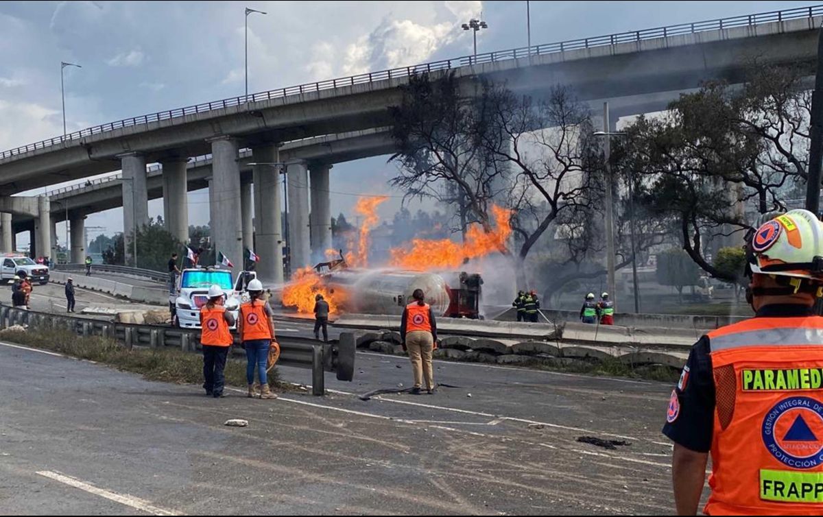 La tarde de este miércoles se registró la explosión de una pipa de gas en las inmediaciones del Puente de la Concordia, en la alcaldía Iztapalapa, lo que movilizó a los cuerpos de emergencia, bomberos y personal médico. SUN / V. Rosas