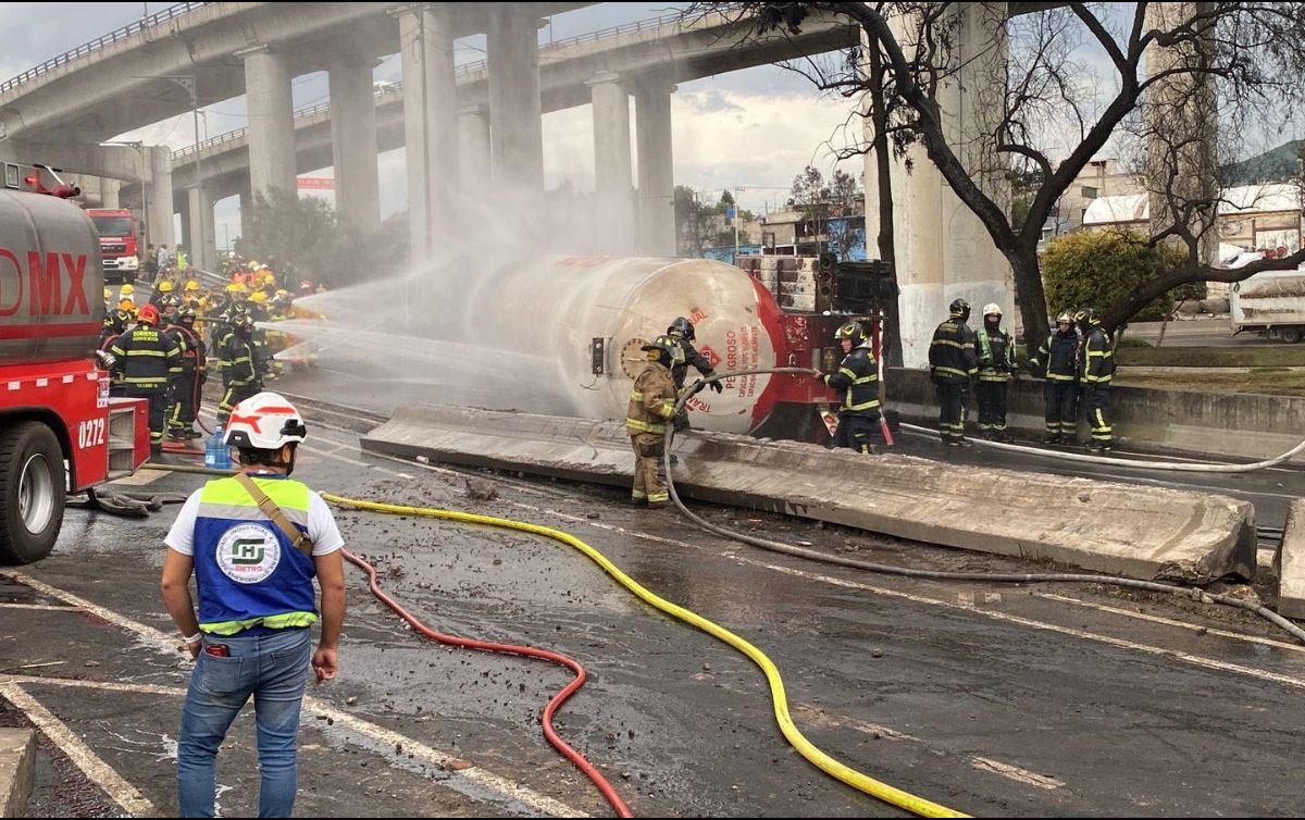 La explosión de una pipa de gas se registró abajo del puente de la Concordia en la alcaldía Iztapalapa. Llegan cuerpos de emergencia. SUN / V. ROSAS