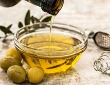 El aceite de oliva no es otra cosa más que la concentración oleosa de aceitunas maduras separada del 