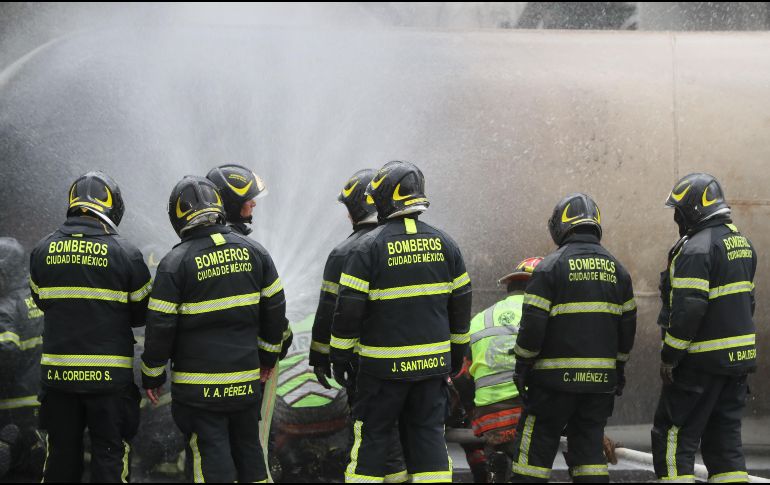 Integrantes del Cuerpo de Bomberos controlan un incendio luego del accidente de un camión de gas este miércoles, en Ciudad de México.EFE/ M. Guzmán