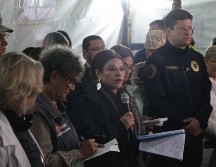 La jefa de Gobierno de la CDMX Clara Brugada y el secretario de Seguridad Pablo Vázquez en el puesto de mando bajo el puente de la concordia en la alcaldía Iztapalapa donde se volcó una pipa. SUN / C. MEJÍA