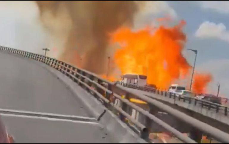Eran pasadas las dos de la tarde de ayer miércoles 10 de septiembre cuando un camión cisterna cargado con 49 mil 500 litros de gas LP explotó en una autopista de la Ciudad de México. ESPECIAL