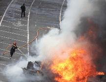 Un bombero busca extinguir el fuego provocado tras la explosión de la pipa de gas en la alcaldía de Iztapalapa, en Ciudad de México.  AP / T. Velázquez