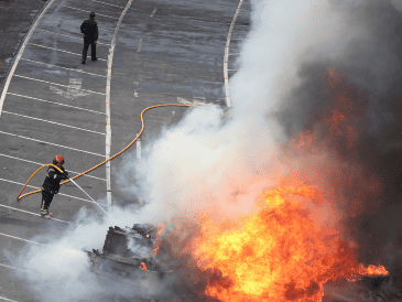 Un bombero busca extinguir el fuego provocado tras la explosión de la pipa de gas en la alcaldía de Iztapalapa, en Ciudad de México.  AP / T. Velázquez