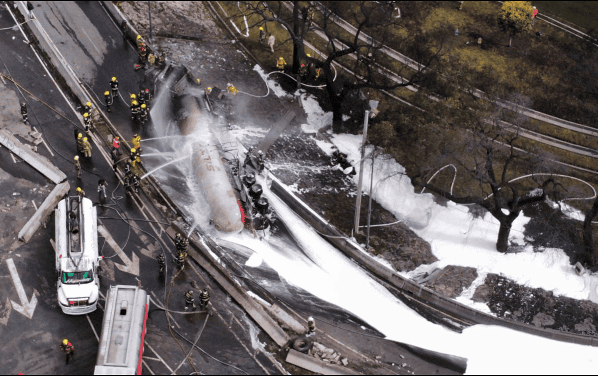 La Fiscalía de la CDMX dijo que investiga el accidente del camión de gas que, según los primeros reportes, volcó ocasionando posteriormente una explosión cuya onda expansiva dañó a los vehículos. SUN / J. C. Williams