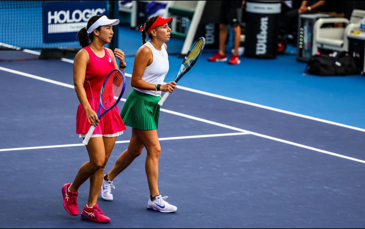 La tenista mexicana Giuliana Olmos, haciendo dupla con la indonesia Aldila Sutjiadi, en el torneo de tenis que se lleva a cabo en Guadalajara. EL INFORMADOR / A. Navarro