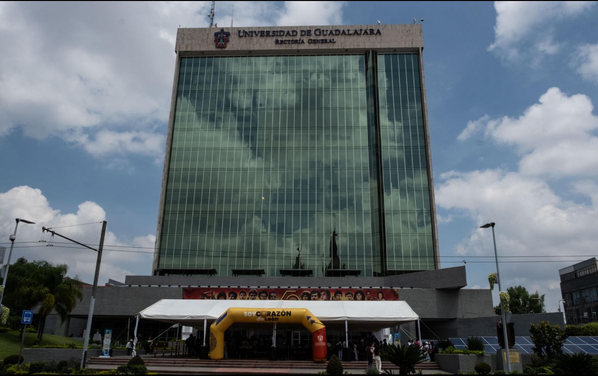 Los estudiantes presentaron pliegos petitorios con sus demandas, entre las que destacan la reestructuración de horarios que elimine empalmes y sobrecargas académicas. EL INFORMADOR/ ARCHIVO