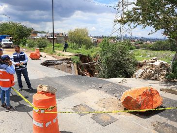La Dirección de Obras Pública informa que, por el momento, se realizan trabajos de limpieza y retiros de escombro, además de que se demolerán las losas afectadas. EL INFORMADOR / J. Acosta