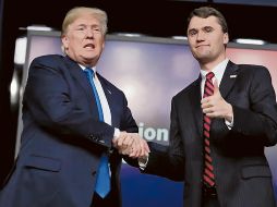 El presidente estadounidense con el influencer Charlie Kirk, durante un evento en la Casa Blanca en 2018. ESPECIAL