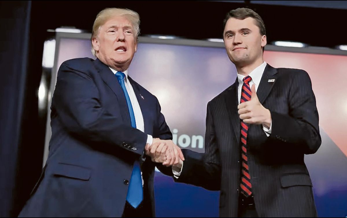 El presidente estadounidense con el influencer Charlie Kirk, durante un evento en la Casa Blanca en 2018. ESPECIAL