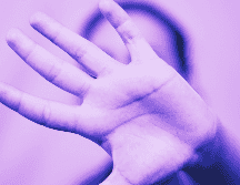 La mujer sufrió múltiples fracturas en el rostro —reconstruido con 21 placas de titanio— y un daño irreversible en un nervio ocular que le provocó la pérdida casi total de la visión en un ojo. ESPECIAL / Canva