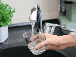 Aunque abrir la llave y cocinar con esa agua parezca lo más práctico, no siempre es lo más seguro. CANVA