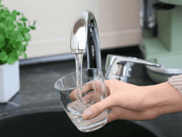 Aunque abrir la llave y cocinar con esa agua parezca lo más práctico, no siempre es lo más seguro. CANVA