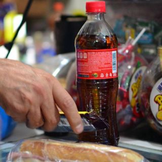 ¿Cuánto gastan los mexicanos en refrescos al mes según el Inegi?