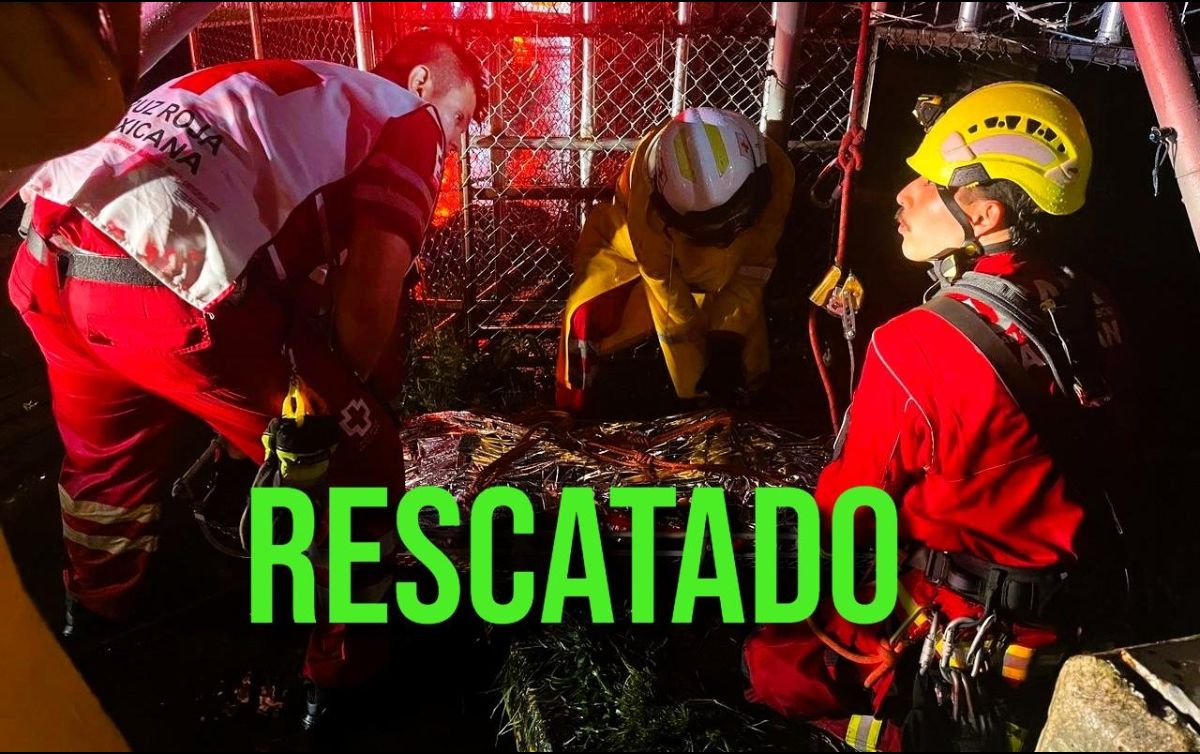 El sujeto había caído cerca de 25 metros a través de una excavación profunda en el lugar. ESPECIAL / Protección Civil y Bomberos de Zapopan