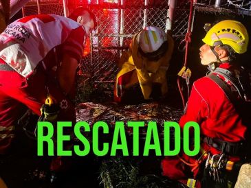 El sujeto había caído cerca de 25 metros a través de una excavación profunda en el lugar. ESPECIAL / Protección Civil y Bomberos de Zapopan