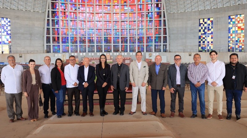  Laura Imelda Pérez Segura, visitó el Santuario de los Mártires en compañía del Cardenal José Francisco Robles Ortega y empresarios locales. CORTESÍA&nbsp;