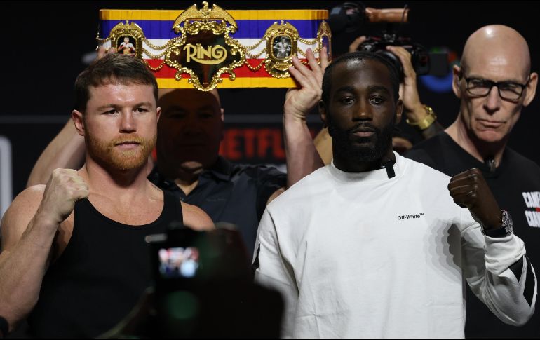 La tarde de este viernes quedó marcada en los libros del boxeo: Saúl “Canelo” Álvarez y Terence Crawford superaron la báscula sin problemas, ambos registrando 167.5 libras. EFE / O. Guzmán