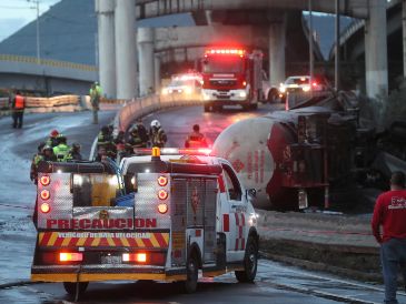 Medio centenar de heridos permanecen hospitalizados, algunos de ellos en condición grave tras la explosión de pipa en Iztapalapa. EFE/ M. Guzmán