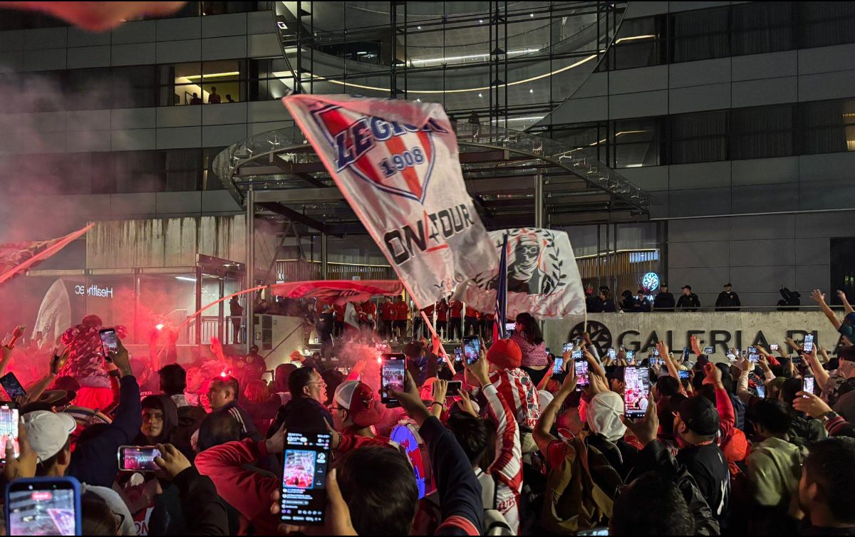 Con banderas, fuegos artificiales y cánticos, los aficionados se reunieron desde las siete de la noche. X / @ChelaESPNcommx