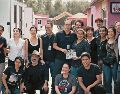 El productor de “Un actor malo”, Yair Ponce, posa junto al equipo completo de la película. CORTESÍA