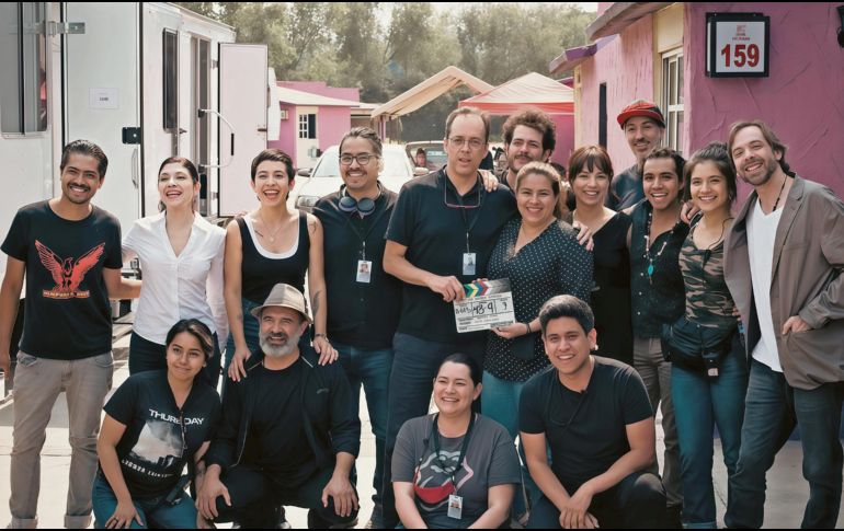 El productor de “Un actor malo”, Yair Ponce, posa junto al equipo completo de la película. CORTESÍA