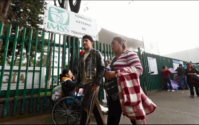 Familiares de las víctimas de la explosión en Iztapalapa reciben apoyo del personal de trabajo social del Gobierno de la Ciudad de México. SUN