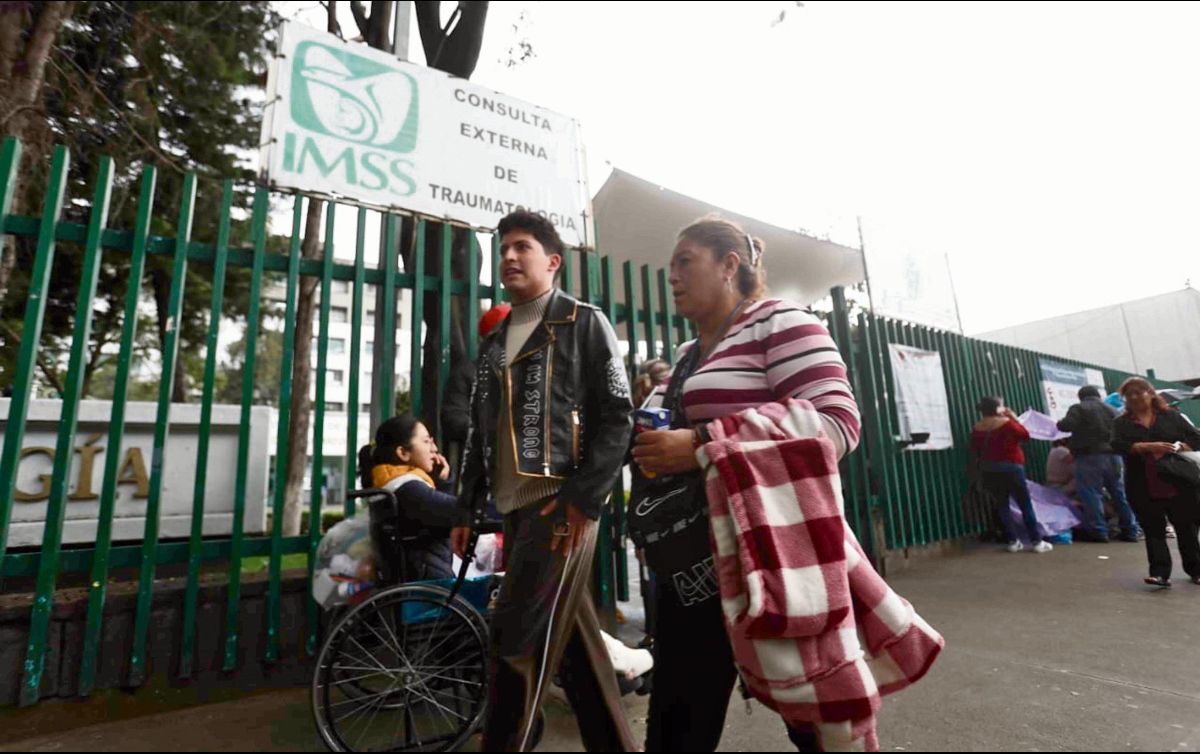 Familiares de las víctimas de la explosión en Iztapalapa reciben apoyo del personal de trabajo social del Gobierno de la Ciudad de México. SUN