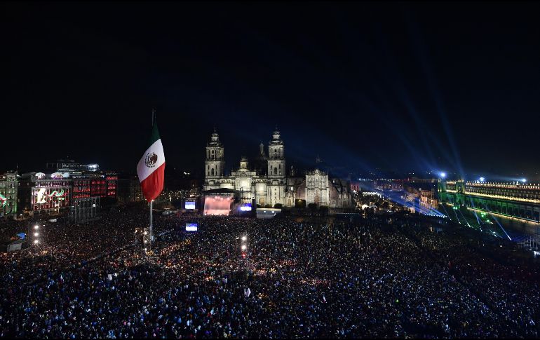 La celebración de este año tendrá un ambiente musical muy especial: Grupo Intocable será la agrupación estelar encargada de encender la fiesta en el Zócalo capitalino con un concierto gratuito la noche del 15 de septiembre. AFP / ARCHIVO