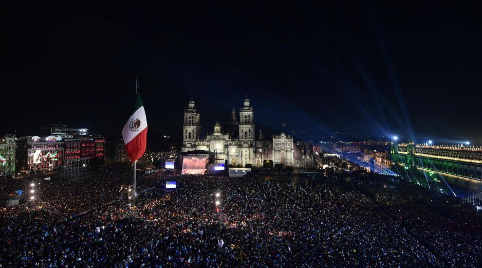 La celebración de este año tendrá un ambiente musical muy especial: Grupo Intocable será la agrupación estelar encargada de encender la fiesta en el Zócalo capitalino con un concierto gratuito la noche del 15 de septiembre. AFP / ARCHIVO