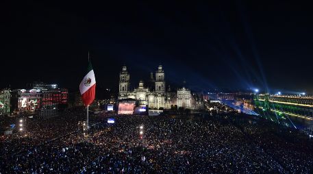La celebración de este año tendrá un ambiente musical muy especial: Grupo Intocable será la agrupación estelar encargada de encender la fiesta en el Zócalo capitalino con un concierto gratuito la noche del 15 de septiembre. AFP / ARCHIVO