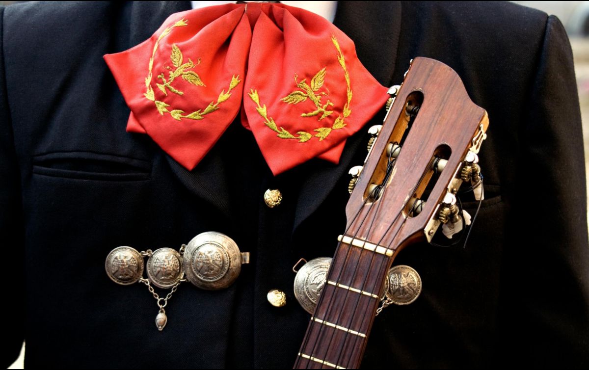 De acuerdo con la IA, esta obra transmite una energía vibrante y cuenta con una estructura musical compleja que la convierte en una representación completa del folclore mexicano. ESPECIAL / CANVA