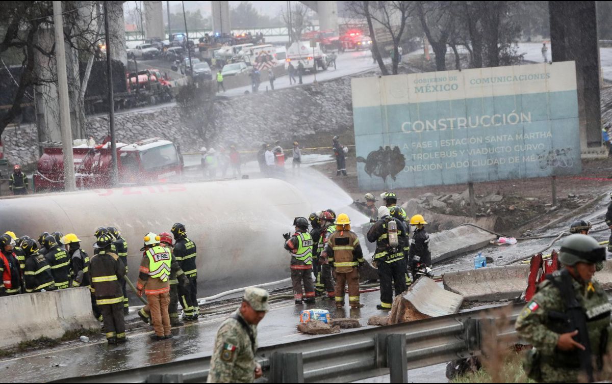 La tarde del miércoles, un camión cisterna con capacidad de 49 mil 500 litros volcó y explotó en la Calzada Ignacio Zaragoza, a la altura del Puente de la Concordia, en la alcaldía Iztapalapa. EFE / M. Guzmán