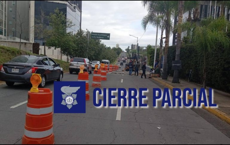 Esta es la razón por la que se han cerrado dos carriles de avenida Acueducto esta tarde de sábado 13 de septiembre. ESPECIAL / Facbook Policía Vial Jalisco