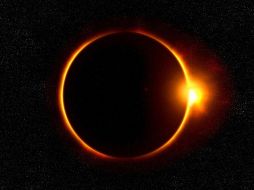Un eclipse solar parcial se produce cuando la Luna tapa solo una parte del Sol, lo que implica que el Sol no queda completamente cubierto. Canva