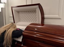 Esposa del activista conservador Charlie Kirk, Erika, junto al cuerpo del asesinado comentarista. EFE