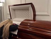 Esposa del activista conservador Charlie Kirk, Erika, junto al cuerpo del asesinado comentarista. EFE