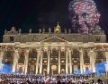 El espectáculo tuvo como escenario de fondo la majestuosa Basílica de San Pedro. EFE