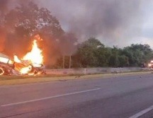El siniestro se produjo cerca del municipio de Kopomá, cuando una van de transporte chocó contra un tráiler. X/@GN_Carreteras