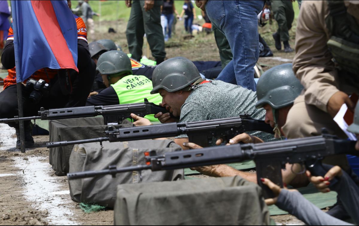 Milicianos venezolanos se siguen sumando a ejercicios militares. EFE/L. Pasquale