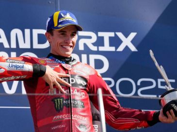 A 16 vueltas para el final, Bezzecchi cometió un error de trayectoria en la curva 8, lo que permitió a Marc Márquez adelantarlo. EFE/EPA(D. Di Giovanni