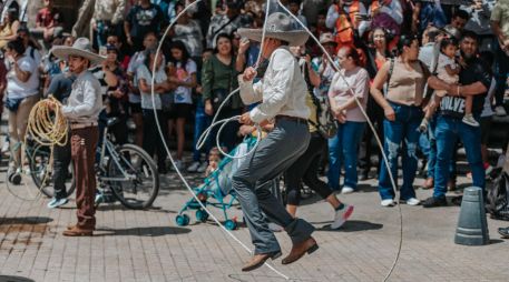 Los charros hacían gala de sus trajes impolutos y la pericia para hacer que el caballo se luciera frente a los asistentes. GOBIERNO DE GUADALAJARA