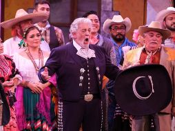 Vestido de charro y con el sombrero en mano, el maestro desplegó una voz cargada de experiencia que envolvió la velada: el Degollado guardó un silencio total mientras el tenor interpretaba “Ojos tapatíos”. CORTESÍA