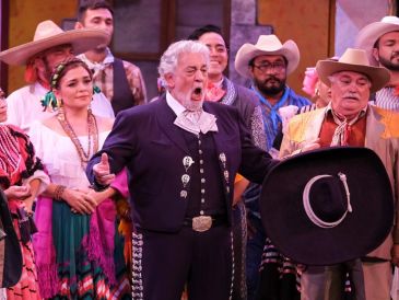 Vestido de charro y con el sombrero en mano, el maestro desplegó una voz cargada de experiencia que envolvió la velada: el Degollado guardó un silencio total mientras el tenor interpretaba “Ojos tapatíos”. CORTESÍA