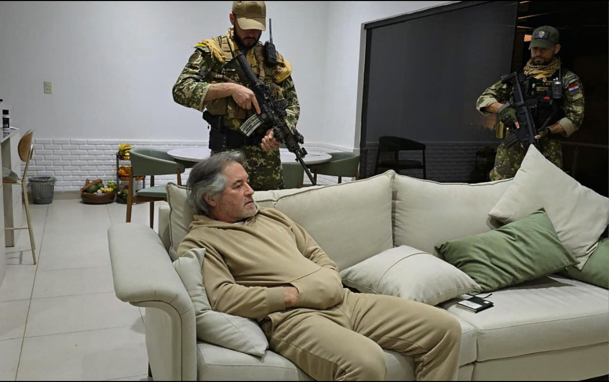Integrantes de las fuerzas Armadas de Paraguay custodiando al presunto líder del grupo criminal “La Barredora”, Hernán Bermúdez. EFE