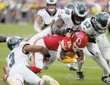 Los Eagles le repitieron la dosis a los Chiefs, al imponer una férrea defensa. AP
