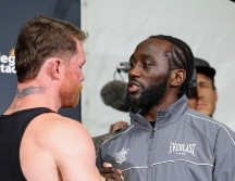 En redes sociales comenzó a circular un video en el que Terence Crawford acudía a la conferencia posterior de Saúl Álvarez para regresarle los cinturones que le habían sido entregados. EFE / ARCHIVO