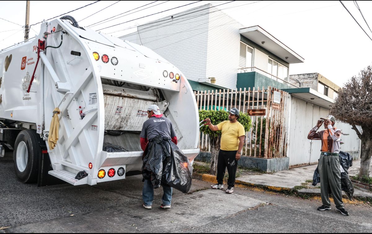 Dejar bolsas de basura en las banquetas o esquinas no solo genera una mala imagen urbana, sino que también puede ocasionar problemas de salud. EL INFORMADOR / ARCHIVO