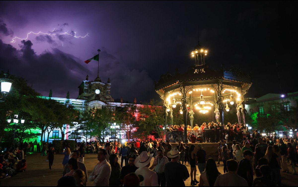 Se dispuso de un operativo de dos mil elementos municipales, estatales y federales, que se encargan de vigilar el primer cuadro de la ciudad para salvaguardar la seguridad de todas y todos los asistentes. EL INFORMADOR/J. Acosta