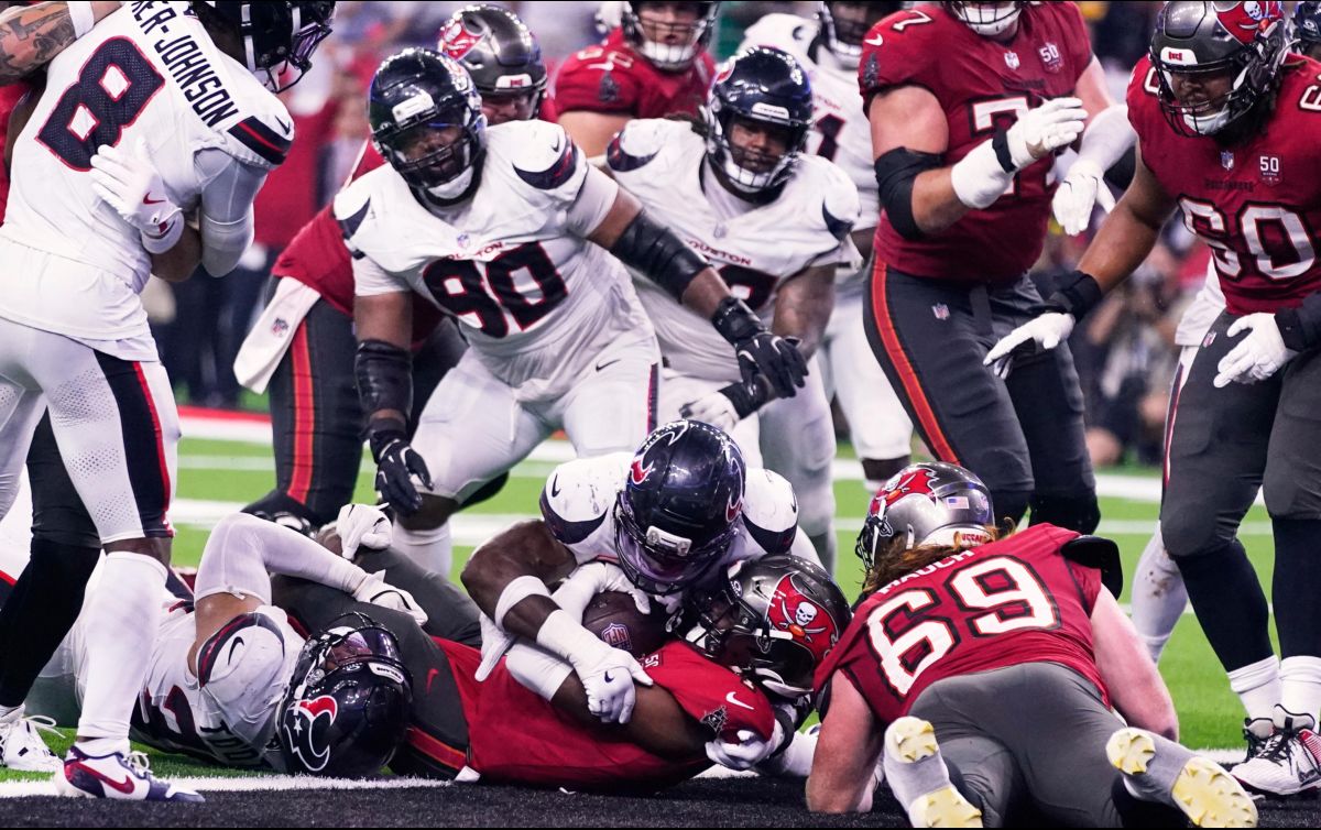 Rachaad White anotó la carrera de dos yardas con la que los Buccaneers dieron la vuelta al marcador. AP/E. Smith